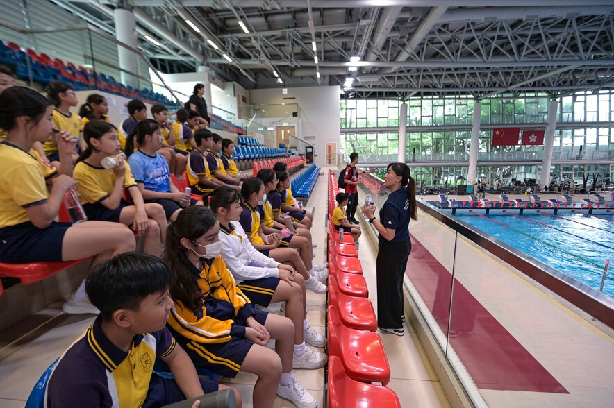 <p>Staff at the HKSI showcase the world class training facilities at the institute to students, and explain how the organisation assists the HKSAR Government in elite athlete development and its support for local elite athletes.</p>
