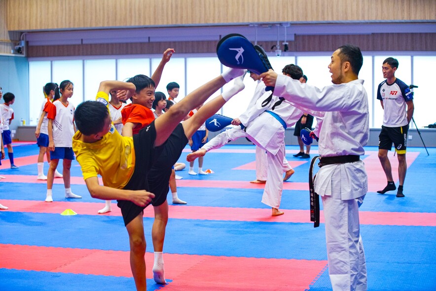 <p>Karatedo coaches and athletes thrill the participants with demonstrations of the fundamentals of karatedo.<br />
&nbsp;</p>
