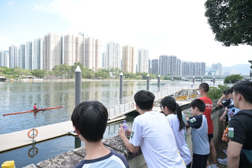 <p>Local students at the HKSI SportX Day get a rare opportunity to see rowing boats used at training and competition, as well as a demonstration by the elite athletes on the process of moving them to the pontoon.</p>
