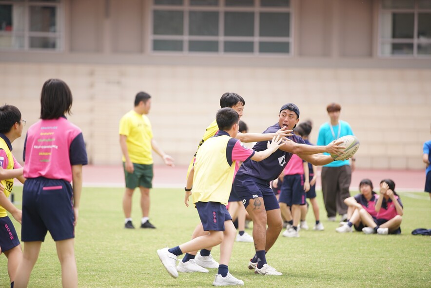 <p>Elite rugby sevens athletes take time out from training to introduce the basic elements of rugby sevens and explain the need for strong self-discipline and focus to be able to succeed on the international stage to a group of primary and secondary school students at the HKSI SportX Day.</p>

