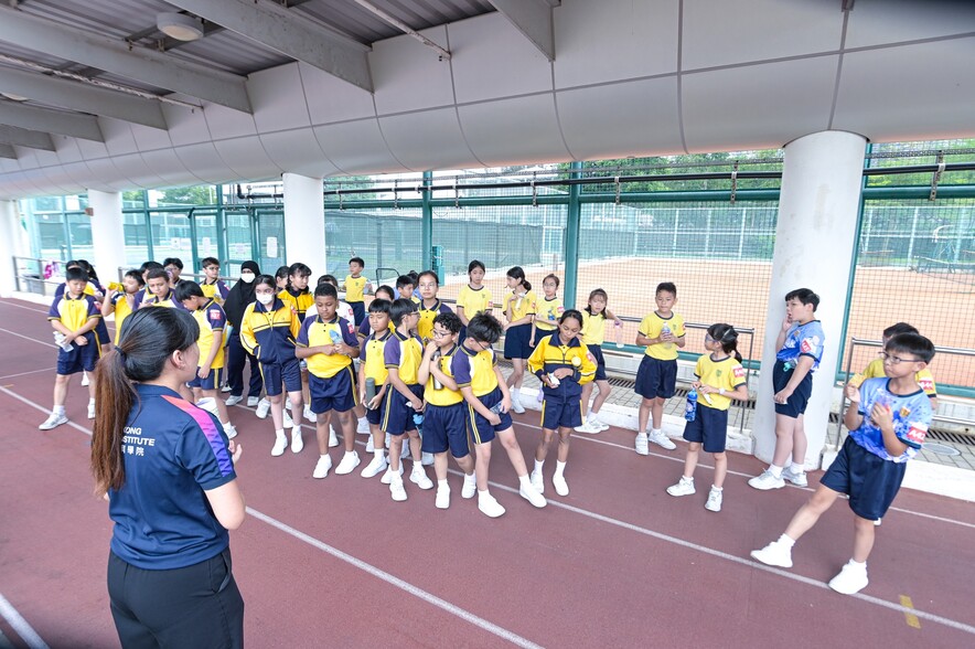 <p>Staff at the HKSI showcase the world class training facilities at the institute to students, and explain how the organisation assists the HKSAR Government in elite athlete development and its support for local elite athletes.</p>
