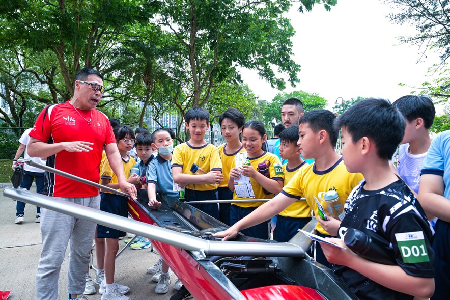 <p>Local students at the HKSI SportX Day get a rare opportunity to see rowing boats used at training and competition, as well as a demonstration by the elite athletes on the process of moving them to the pontoon.</p>

