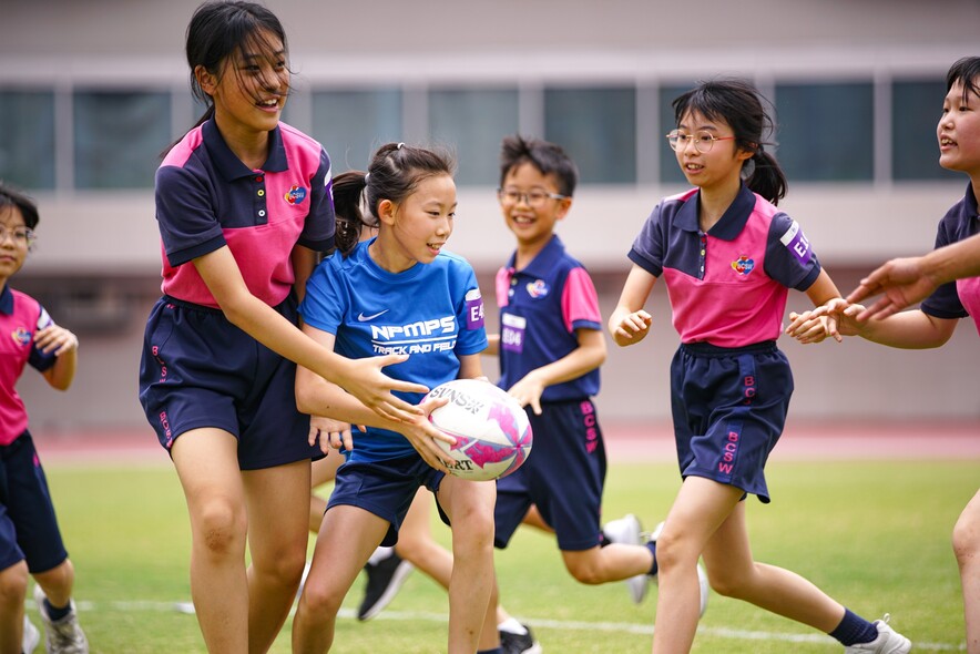 <p>Elite rugby sevens athletes take time out from training to introduce the basic elements of rugby sevens and explain the need for strong self-discipline and focus to be able to succeed on the international stage to a group of primary and secondary school students at the HKSI SportX Day.</p>
