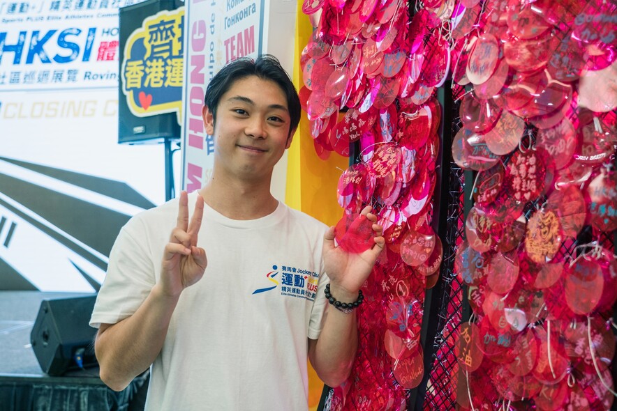 <p>Lau Chi-lung, Ho Wai-hang, Lee Ka-to and Lee Sze-wing write their own messages of support for Team Hong Kong athletes to hang on the large cheering net. The net was a feature at all four stops of the roving exhibition for members of the public to offer their support to the athletes.</p>
