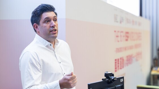 來自University of Wollongong的<strong>Stewart Vella教授</strong>