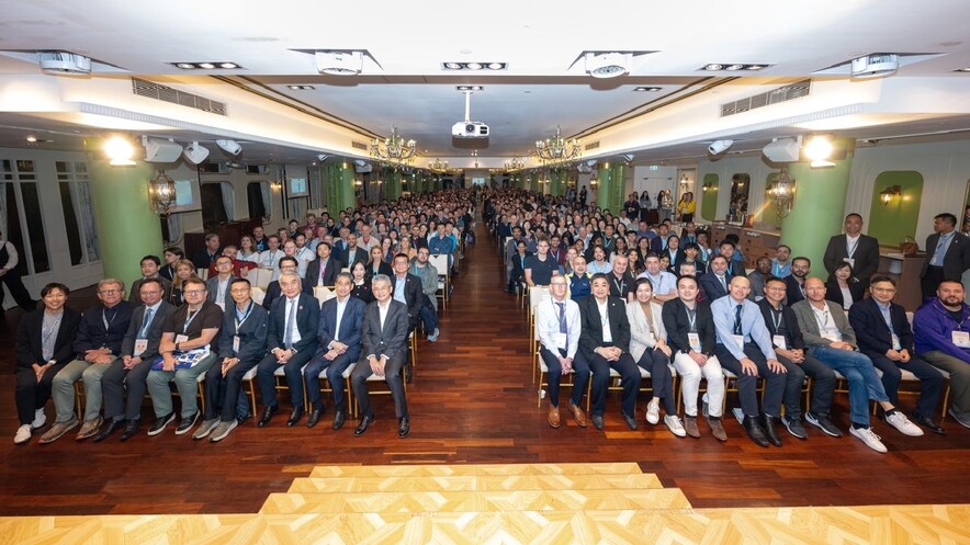 <p>The guests took a group photo to commemorate the commencement of the opening banquet of The 16th ISSP World Congress - Sponsored by Shine Tak Foundation</p>
