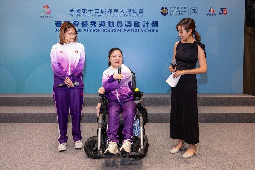 <p>During the sharing session, boccia athlete <strong>Cheung Yuen</strong> (centre) and Para table tennis athlete <strong>Wong Pui-kei</strong> (left) recounted their experiences at the 12<sup>th</sup> NGD.</p>
