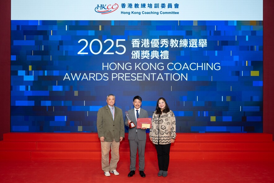 <p>Volleyball coach <strong>Mak Tsz-shun</strong> (middle) received the Coach Education Award from <strong>Mr </strong><strong>Yeung Wing-sun</strong>, Vice President of the Sports Federation &amp; Olympic Committee of Hong Kong, China (left) and <strong>Ms Eliza Chang</strong>, Board of Director of the HKSI (right).</p>
