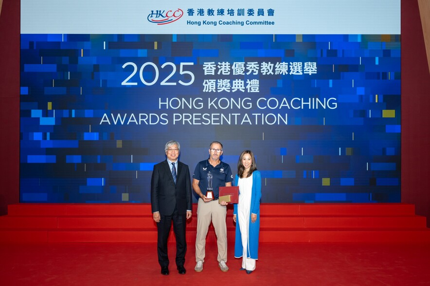 <p>Rugby sevens coach <strong>Paul John</strong> (middle) received the Best Team Sport Coach Award from <strong>Ms Candy Nip</strong>, Board of Director of the HKSI (right) and <strong>Mr Wong Po-kee</strong> <span style="font-size:75%;"><strong>MH</strong></span>, Chairman of the 2025 Awards Judging Panel (left).</p>
