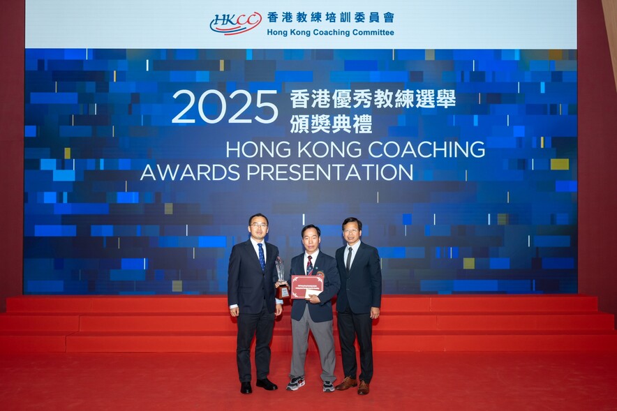 <p>Karatedo coach <strong>Liu Hok-ming</strong> (middle) received the Distinguished Services Award for Coaching from <strong>Mr Zhu Jianping</strong>, Head of Sports Section of the Department of Publicity, Cultural and Sports Affairs, Liaison Office of the Central People&rsquo;s Government (left) and <strong>Mr Edmond Hung Chor-ying</strong>, Chairman of the Hong Kong Coaching Committee (right).</p>
