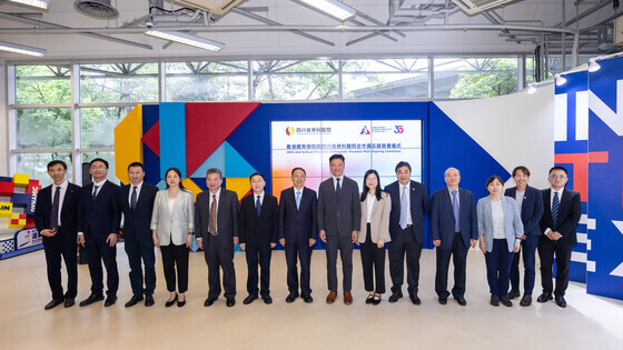 The guests took a group photo to commemorate a new milestone in the
