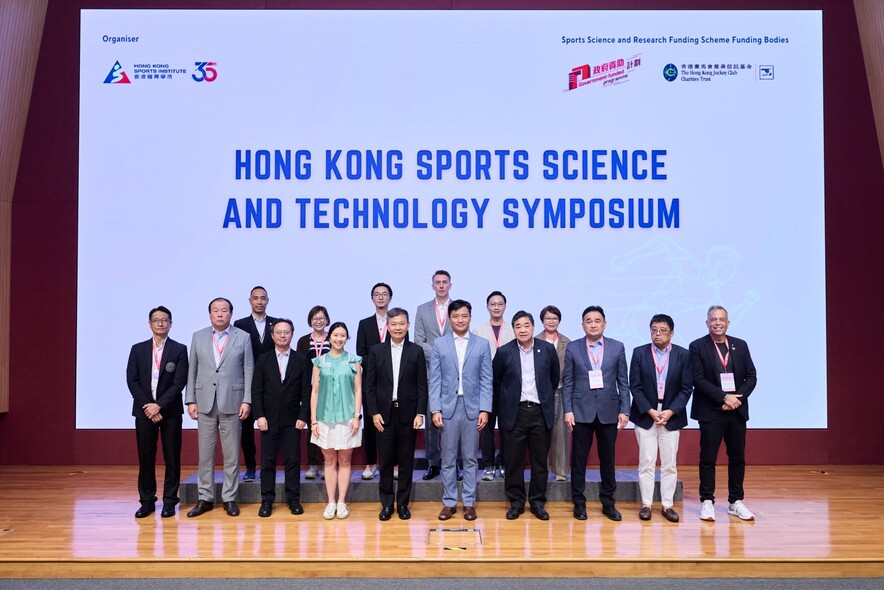 <p>一眾嘉賓及講者於香港運動科學與科技研討會閉幕禮合照。</p>
