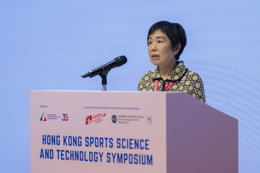 <p>香港賽馬會慈善事務部主管（文化、體育及社區聯繫協作）<strong>葉巧兒女士</strong>於開幕禮致辭。</p>
