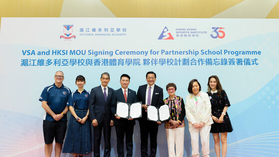The guests took a group photo at the signing ceremony, marking the