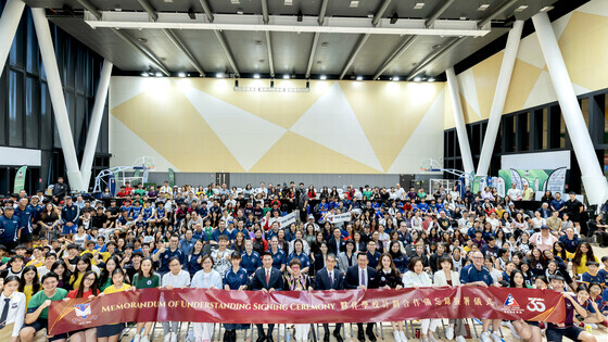 The guests took a group photo with students and parents to celebrate a