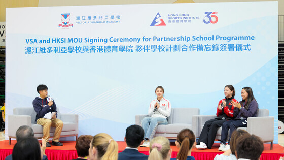 Fencer <strong>Hsieh Sin-yan </strong>(2<sup>nd</sup> from left),