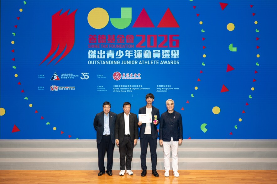 <p><strong>Mr Lam Kwok-hing <span style="font-size:75%;">MH JP Honorary Consul</span></strong>, Chairman of the Shine Tak Foundation (1<sup>st</sup> from right); <strong>Mr Edgar Yang<span style="font-size:75%;"> PDSM</span></strong>, Honorary Secretary General of the SF&amp;OC (2<sup>nd</sup> from left); and <strong>Mr Tony Choi <span style="font-size:75%;">MH</span></strong>, Chief Executive of the HKSI (1<sup>st</sup> from left), presented the Most Outstanding Male Junior Athlete Award. Fencer Leung Tin-ching (2<sup>nd</sup> from right) received the award on behalf of Ho Shing-him Harris.</p>

<p>&nbsp;</p>
