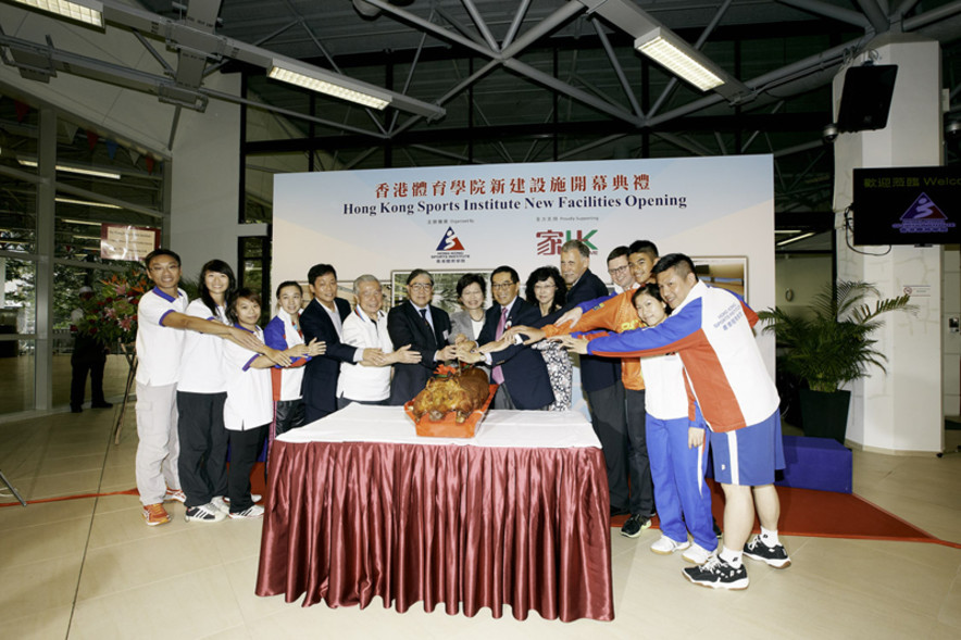 <p>Mrs Carrie Lam GBS JP (centre), Chief Executive for Administration; Mr Carlson Tong JP (7<sup>th</sup> from right), Chairman of the Hong Kong Sports Institute (HKSI); Mr Timothy Fok GBS JP (7<sup>th</sup> from left), President of the Sports Federation &amp; Olympic Committee of Hong Kong, China; (from 5<sup>th</sup> from right) Mr Mike Tanner, Chairman of Hong Kong, China Rowing Association; Ms Vivien Lau BBS JP, Chairman of Hong Kong Tenpin Bowling Congress; (from 5<sup>th</sup> from left) Mr Karl Mak, Executive Director of Hong Kong Squash; Mr Wan Hing-yuen MBE, Honorary Secretary of Hong Kong Wushu Union officiated at the roasted pig cutting ceremony with Bill Hoffman (4<sup>th</sup> from right), HKSI Head Tenpin Bowling Coach; Alex Lo (1<sup>st</sup> from left), HKSI Assistant Rowing Coach; Liu Xiaolei (4<sup>th</sup> from left), HKSI Wushu Coach; Dick Leung (1<sup>st</sup> from right), HKSI Squash Coach; (from 2<sup>nd</sup> from left) rowing athlete Shiu Ho-yan; wushu athlete Yuen Ka-ying; (from 2<sup>nd</sup> from right) squash athlete Au Wing-chi and tenpin bowling athlete Breant Nicholas to celebrate the opening of the HKSI new facilities.</p>
