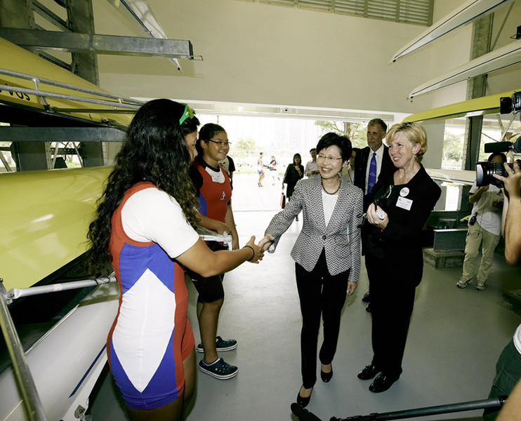 <p>香港體育學院（體院）院長李翠莎博士（右一）在體院新落成的賽艇中心向政務司司長林鄭月娥女士GBS JP（右三）介紹年輕的賽艇運動員。</p>
