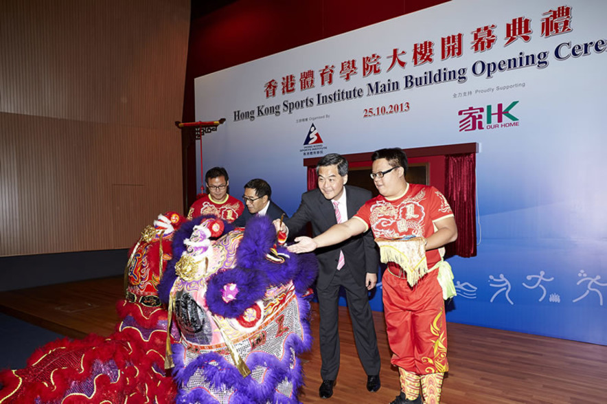 <p>The Honourable C Y Leung GBM GBS JP, the Chief Executive of HKSAR (2<sup>nd</sup> from right) and Mr Carlson Tong JP, Chairman the HKSI (2<sup>nd</sup> from left) perform the eye dotting ceremony for the lion dance performance at the HKSI Main Building Opening Ceremony.</p>
