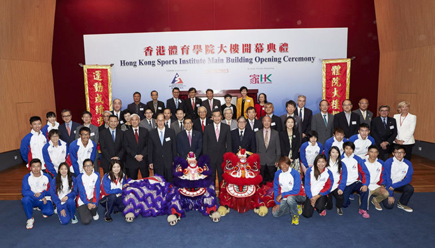 <p>The Honourable C Y Leung GBM GBS JP, the Chief Executive of HKSAR (2<sup>nd</sup> row, 8<sup>th</sup> from right), guests and elite athletes congratulate on the opening of the HKSI Main Building.</p>
