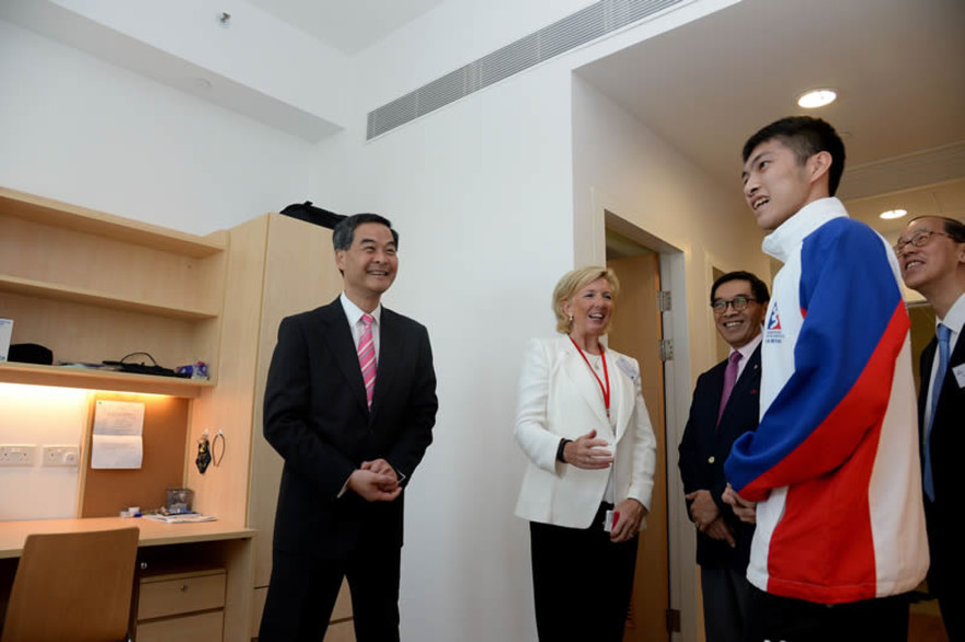 <p>Badminton athlete Ng Ka-long (2<sup>nd</sup> from right) introduces the facilities in elite athletes’s hostel rooms of the HKSI to The Honourable C Y Leung GBM GBS JP, the Chief Executive of HKSAR.</p>

