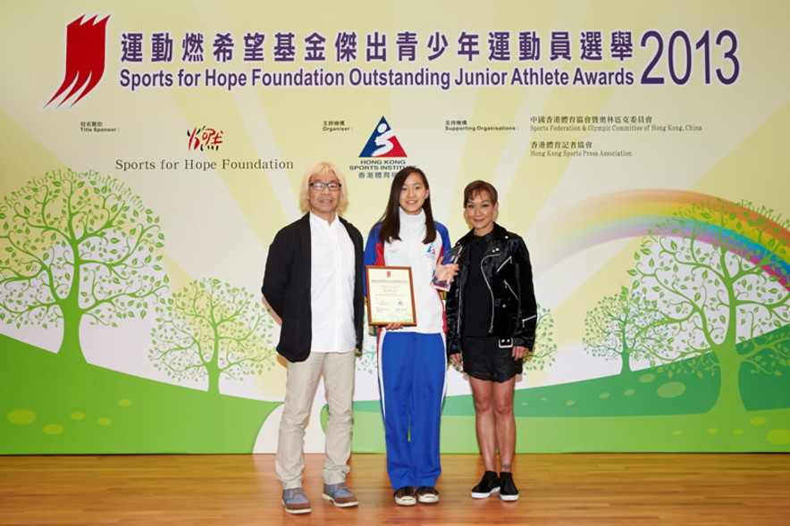 <p>(Left) Mr Raymond Chiu, Vice Chairman of the Hong Kong Sports Press Association and (right) Miss Marie-Christine Lee, Founder of the Sports for Hope Foundation, present trophy and certificate to (middle) squash player Ho Ka-po, the Most Promising Junior Athlete for 2013.</p>
