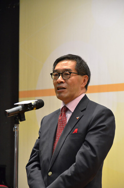 <p>Mr Carlson Tong Ka-shing, HKSI Chairman, addresses that the HKSI has different schemes tailored to cater for their educational, personal, and social development needs and the collaboration with HKIEd is a key milestone in providing athletes with flexible access to tertiary education.</p>
