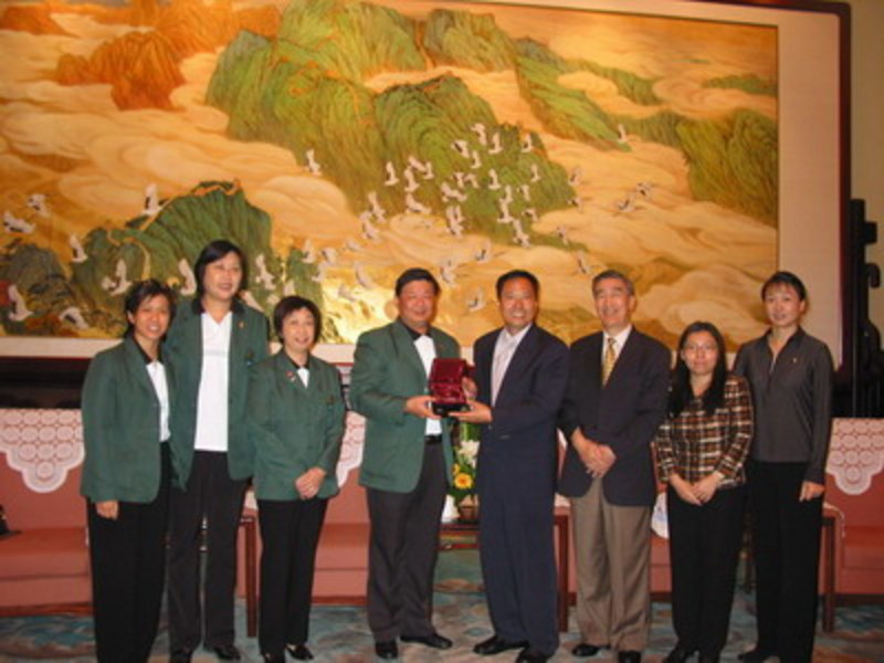 <p>Meeting important sporting officials of the National Committee of the Chinese People&#39;s Political Consultative Conference (CPPCC), such as Mr. Zhang Faqiang, Deputy Director of China&#39;s General Administration of Sport(fourth from right), Mr. Tu Mingde, Assistant to the President and Vice-President of the Chinese Olympic Committee(third from right), Ms. Deng Yaping, former world table tennis champion(second from right) and Ms. Li Lingwei, former world badminton champion(farthest right).</p>
