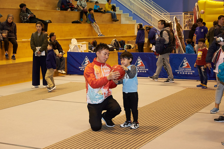 <p>Visitors tried their hands at the bowling game and test booth under the guidance of Wu Siu-hong.</p>
