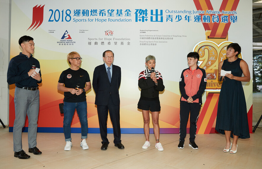<p>Hong Kong table tennis star Doo Hoi-kem (2<sup>nd</sup> right), winner of The Most Outstanding Junior Athlete Award and The Most Promising Junior Athlete Award of 2014; together with Miss Marie-Christine Lee, founder of the Sports for Hope Foundation (3<sup>rd</sup> right); Mr Pui Kwan-kay SBS MH, Vice-President of the Sports Federation & Olympic Committee of Hong Kong, China (3<sup>rd</sup> left) and Mr Raymond Chiu, Vice Chairman of the Hong Kong Sports Press Association (2<sup>nd</sup> left), shared their view on the development of junior athletes to encourage the awardees to strive for excellence.</p>
