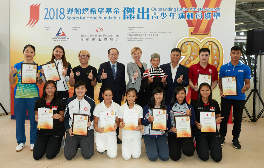 <p>Officiating guests including Miss Marie-Christine Lee, founder of the Sports for Hope Foundation (back row, 4<sup>th</sup> right); Mr Pui Kwan-kay SBS MH, Vice-President of the Sports Federation & Olympic Committee of Hong Kong, China (back row, 4<sup>th</sup> left); Mr Raymond Chiu, Vice Chairman of the Hong Kong Sports Press Association (backrow, 3<sup>rd</sup> left); and Dr Trisha Leahy BBS, Chief Executive of the Hong Kong Sports Institute (back row, middle), took a group photo with the recipients.</p>
