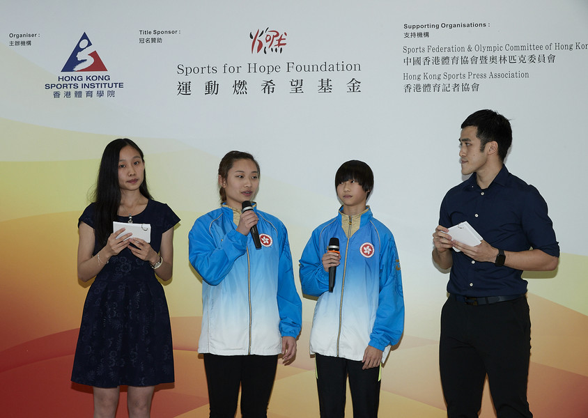 <p>武术运动员沈晓榆 （左二）及王天恩 （右二）在颁奖典礼 上分享得奖感受。</p>
