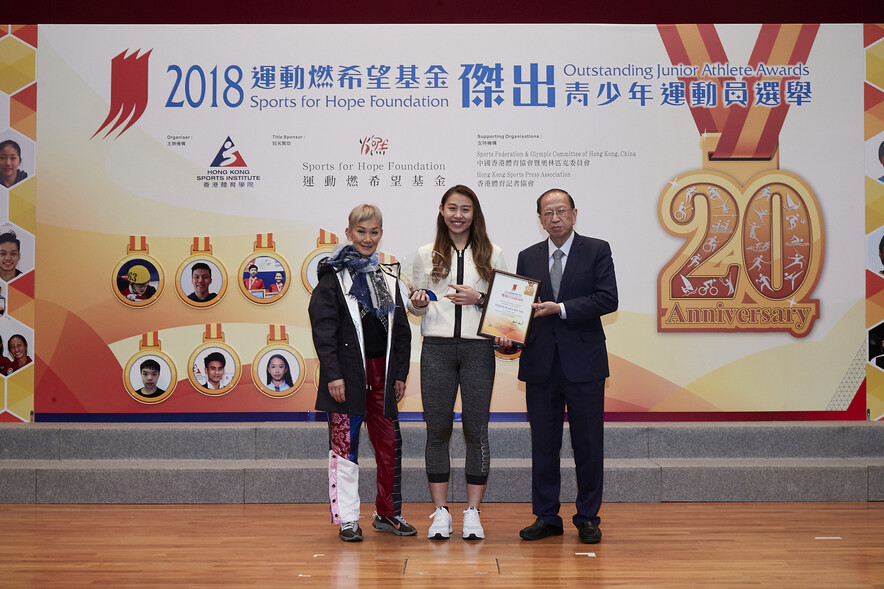 <p>Miss Marie-Christine Lee, Founder of the Sports for Hope Foundation (left) and Mr Pui Kwan-kay SBS MH, Vice-President of the Sports Federation &amp; Olympic Committee of Hong Kong, China (right), presented trophy and certificate to the winner of the Most Outstanding Junior Athlete Award and Most Promising Junior Athlete Award of 2018 &ndash; Hsieh Sin-yan (middle).</p>
