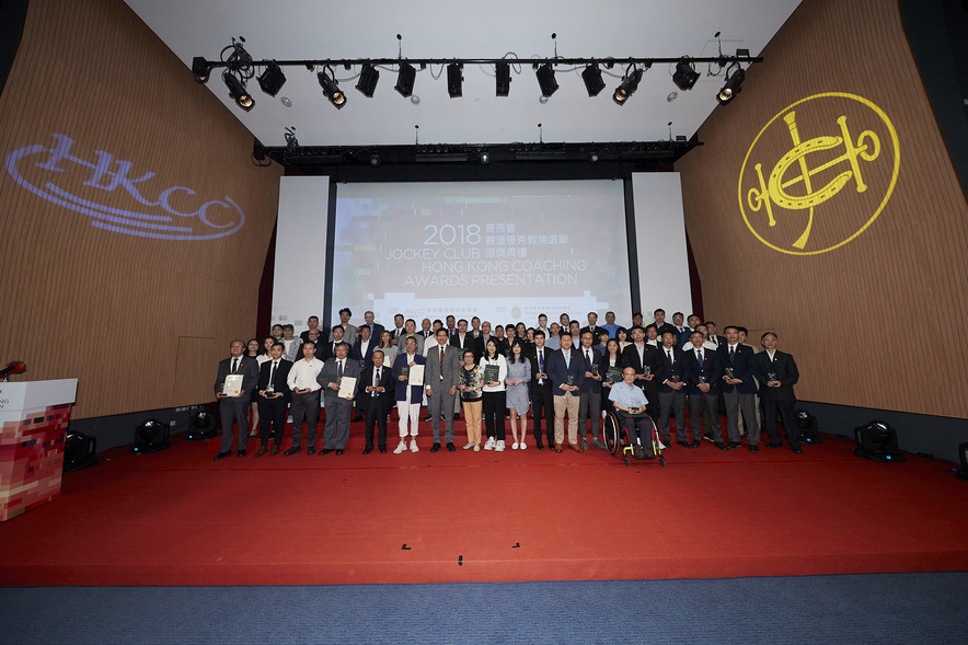 <p>2018 年共有 113 位教練奪得「精英教練獎」。香港體育學院董事謝家德博士（前排，左七）恭賀他們在 2018 年帶領運動員/運動隊伍於國際賽事中奪得驕人成績。</p>
