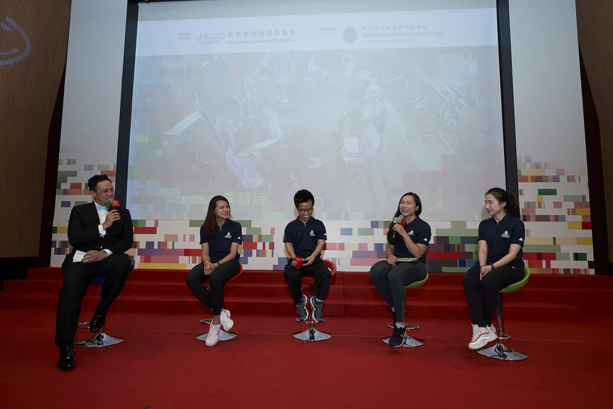 <p>2018 亚洲运动会（亚运会）女子凯林赛及女子争先赛双金得主李慧诗（右二）於颁奖礼上分享教练认真负责的态度，让她燃起承传教练精神的憧憬，期望可把教练的精神薪火相传。同场亦有 2018 亚运会女子太极拳及太极剑全能赛银牌得主莫宛萤（右一）、2018 亚运会女子重剑团体铜牌得主之一连翊希（左二）及 2018 亚洲残疾人运动会男子 SS6 级单打铜牌得主王镇炎（中）於台上分享他们与教练的点滴。</p>
