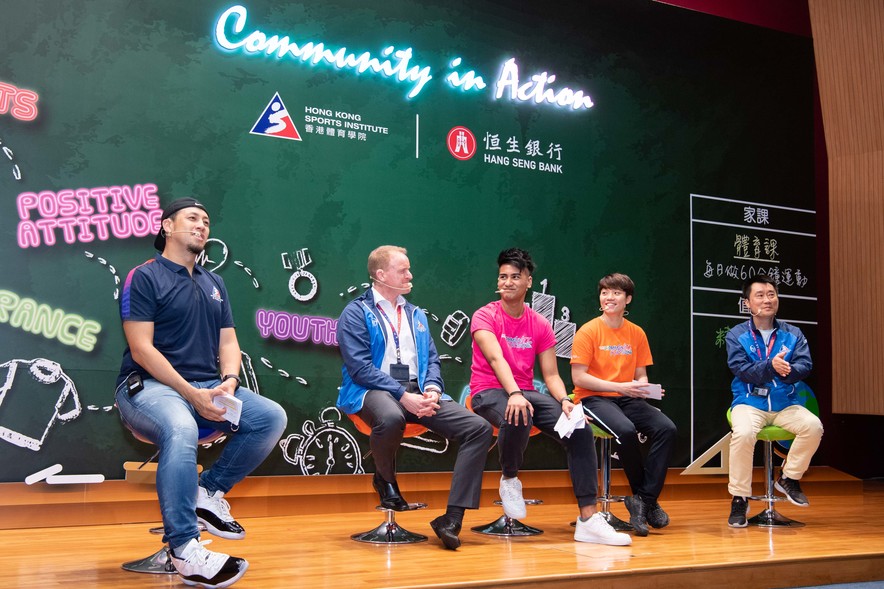 <p>（右起）香港體育學院乒乓球總教練陳江華先生、乒乓球運動員杜凱琹、桌球總教練郭偉恩先生及桌球運動員卡比多羅比，於啓動禮中分享對新計劃的看法及展望。</p>
