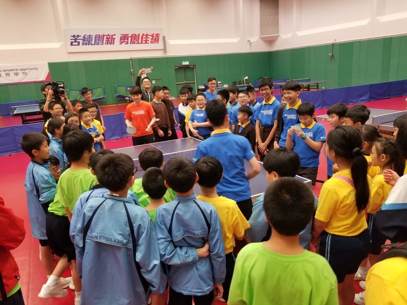 <p>Table Tennis athlete Doo Hoi-kem led the teachers and students on a tour around the HKSI, and taught them some basic techniques of her sport.</p>
