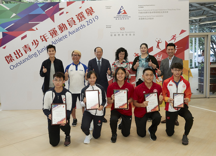 <p>Officiating guests included Mr Pui Kwan-kay SBS MH (3<sup>rd</sup> from left) and Ms Vivien Lau BBS JP (3<sup>rd</sup> from right), Vice-Presidents of the Sports Federation &amp; Olympic Committee of Hong Kong, China; Ms Anna Qin (2<sup>nd</sup> from right), Executive Member of Sports for Hope Foundation; Mr Raymond Chiu (2<sup>nd</sup> from left) and Miss Chui Wai-wah (1<sup>st</sup> from left), Vice Chairmen of the Hong Kong Sports Press Association; and Mr Ron Lee, Director of Community Relations and Marketing of the HKSI (1<sup>st</sup> from right) took a group photo with the recipients.</p>
