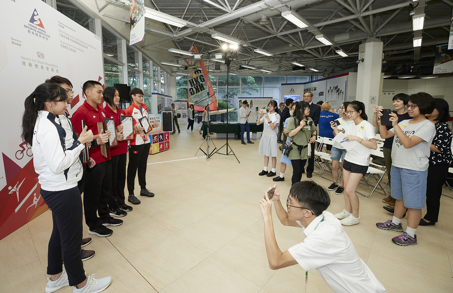 <p>今季度的傑出青少年運動員選舉頒獎典禮亦邀請了來自不同中學的學生記者蒞臨會場進行採訪，實為一個增廣見聞的好機會。</p>
