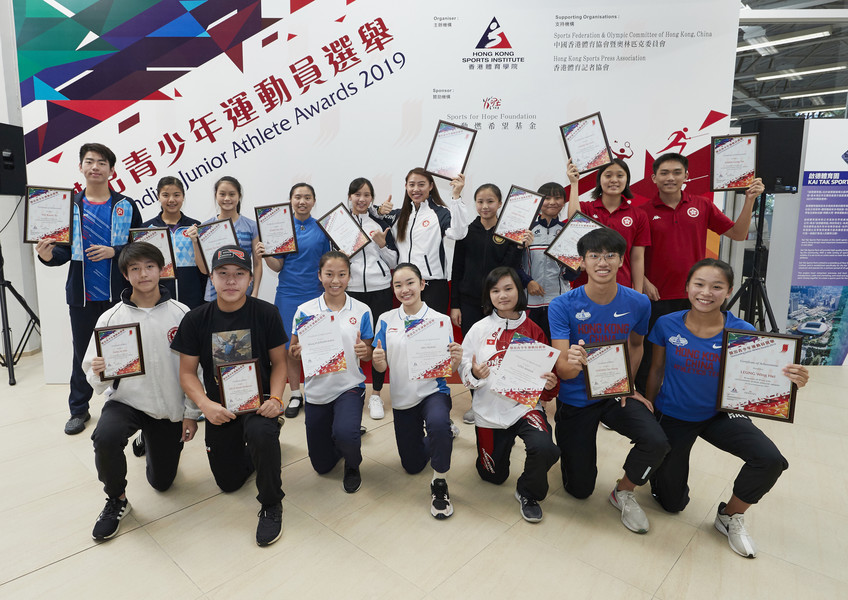 <p>The 2<sup>nd</sup> quarter Presentation Ceremony of the Outstanding Junior Athlete Awards 2019 was concluded successfully. The award winners included (2<sup>nd</sup> row from the left): Yiu Kwan-to and Hui Wai (Table Tennis); Cheng Sin-yan (Badminton); Chan Sin-yuk (Squash); Sophia Wu and Hsieh Sin-yan (Fencing); Chow Hiu-yau (Skating); Lee Sze-wing (Cycling); Chan Yui-lam and Chan Long-tin (Swimming – Hong Kong Sports Association for Persons with Intellectual Disability); and Leung Wing-hei (Athletics) (1<sup>st</sup> row – 1<sup>st</sup> from the right). Tang Yu-hin (Karatedo) (1<sup>st</sup> row – 1<sup>st</sup> from the left), Lee Fu-kwan (Kart) (1<sup>st</sup> row – 2<sup>nd</sup> from the left) and Cheung Siu-hang (Athletics) (1<sup>st</sup> row – 2<sup>nd</sup> from the right) were awarded the Certificate of Merit. Pleroma Wong and Inukai Aru (Gymnastics) (1<sup>st</sup> row – 3<sup>rd</sup> and 4<sup>th</sup> from the left) and Jessica Loo (Roller Sports) (1<sup>st</sup> row – 3<sup>rd</sup> from the right) were presented with the Certificate of Appreciation.</p>
