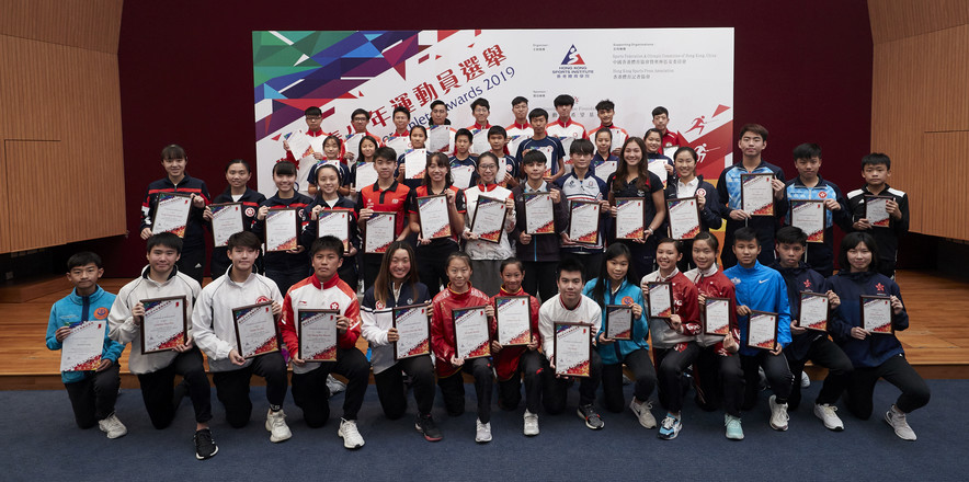 <div>
<p>The 3<sup>rd</sup> quarter Presentation Ceremony of the Outstanding Junior Athlete Awards 2019 was concluded successfully. The award winners&nbsp;including&nbsp;(1<sup>st</sup> row, 2<sup>nd</sup> from left): Cheng Hui-pan and Tang Yu-hin (Karatedo); Lee Mang-hin and Leung Chui-kei (Tennis); Nicole He and Tsang Cho-kiu (Wushu) and Fu Huan (Billiard Sports); (2<sup>nd</sup> row from left): Fung Ching-hei, Chan Sin-yuk, Lee Sum-yuet and Wong Po-yui (Squash); Yip Tak-long and Lo Cheuk-yat (Triathlon); Man Wing (Orienteering); Wong Cheuk-nam (Mountaineering); Chu Tsun-wai (Cycling); Florence Symonds (Rugby); Samantha Chan (Equestrian) and Yiu Kwan-to and Chan Ho-wah (Table Tennis)&nbsp;took picture together with the awardees of Certificate of Merit and Certificate of Appreciation.</p>
</div>
