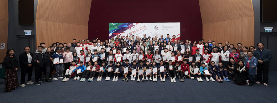 <p>(3<sup>rd</sup> row in the middle) Officiating guests included Miss Chui Wai-wah, Vice Chairman of the Hong Kong Sports Press Association; Ms Vivien Lau BBS JP, Vice-President of the Sports Federation &amp; Olympic Committee of Hong Kong, China; Miss Marie-Christine Lee, founder of the Sports For Hope Foundation, and Dr Trisha Leahy BBS, Chief Executive of the Hong Kong Sports Institute took a group photo with the recipients and guests.<br />
&nbsp;</p>
