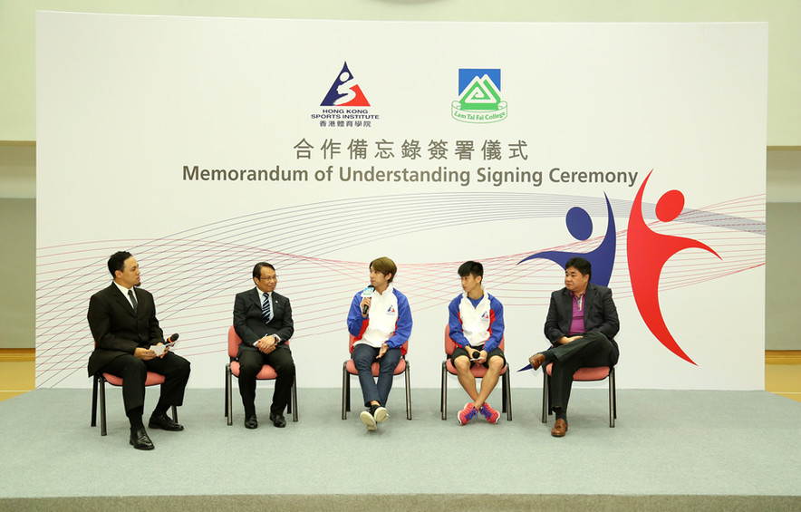 <p>Mr Wong Kwong-wai (2<sup>nd</sup> left), Principal of the LTFC; Tony Choi Yuk-kwan MH (1<sup>st</sup> right), the HKSI&rsquo;s Head Squash Coach; Harley Lam Yat-ting (2<sup>nd</sup> right), squash athlete and Nicolas Edward Choi (3<sup>rd</sup> left), fencer, shared their views on this partnership during the ceremony.</p>
