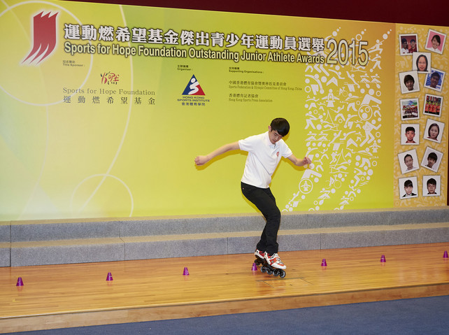 At the presentation ceremony, one of the awardees Chan Man-fung demonstrates speed slalom technique and earns a big round of applause from the audience. 