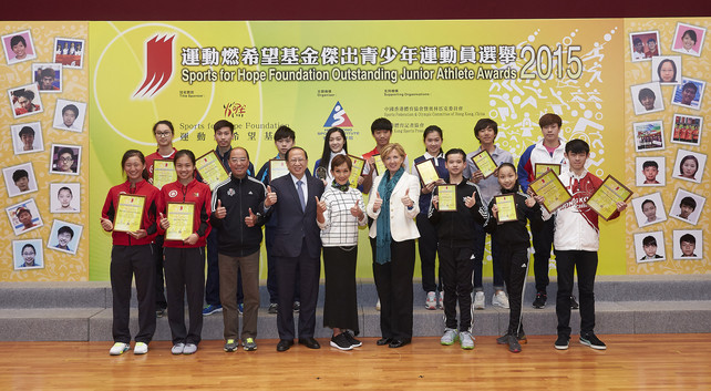 The Sports for Hope Foundation Outstanding Junior Athlete Awards Presentation for 4th quarter 2015 was successfully held at the HKSI.  The officiating guests include Dr Trisha Leahy BBS, Chief Executive of the HKSI (4th  right, front row); Mr Pui Kwan-kay BBS MH, Vice-President of the Sports Federation & Olympic Committee of Hong Kong, China (4th left, front row) and Mr Chu Hoi-kun, Chairman of the Hong Kong Sports Press Association (3rd left, front row), and Miss Marie-Christine Lee, Founder of the Sports for Hope Foundation (centre, front row) express their congratulation to all recipients.