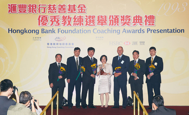 On behalf of the coaches, head cycling coach Shen Jinkang (3rd from left) presented a trophy to Ms Kathy Wong (centre), Secretary of the Advisory Committee of the Hongkong Bank Foundation, to thank them for funding and support to the Awards for 20 years.