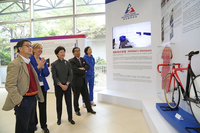 Mrs Carrie Lam GBS JP, Chief Secretary for Administration of the HKSAR Government (middle), Mr Tony Yue MH JP, Chairman of the Elite Sports Committee (1st left), Mr Carlson Tong Ka-shing SBS JP, Chairman of the HKSI (2nd right), Dr Trisha Leahy BBS, Chief Executive of the HKSI (2nd left) and Ms Lee Lai-shan BBS, 1996 Olympic Games gold medallist and former Hong Kong windsurfer (1st right) appreciated the international sporting achievement of Hong Kong athletes at the exhibition.