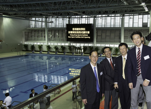 （左起）主禮嘉賓民政事務局局長曾德成先生GBS JP和體院主席唐家成先生JP到52米國際標準室內泳池的看台上參觀並合照留念。