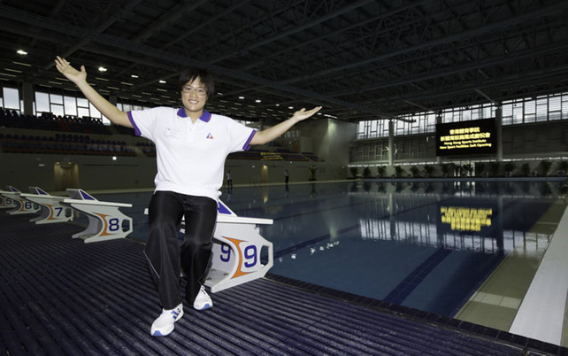 Sitting on the movable bulk head of the 52m International Standard Indoor Swimming Pool, swimmer Sze Hang-yu is delighted and looks forward to training at this world-class facility.